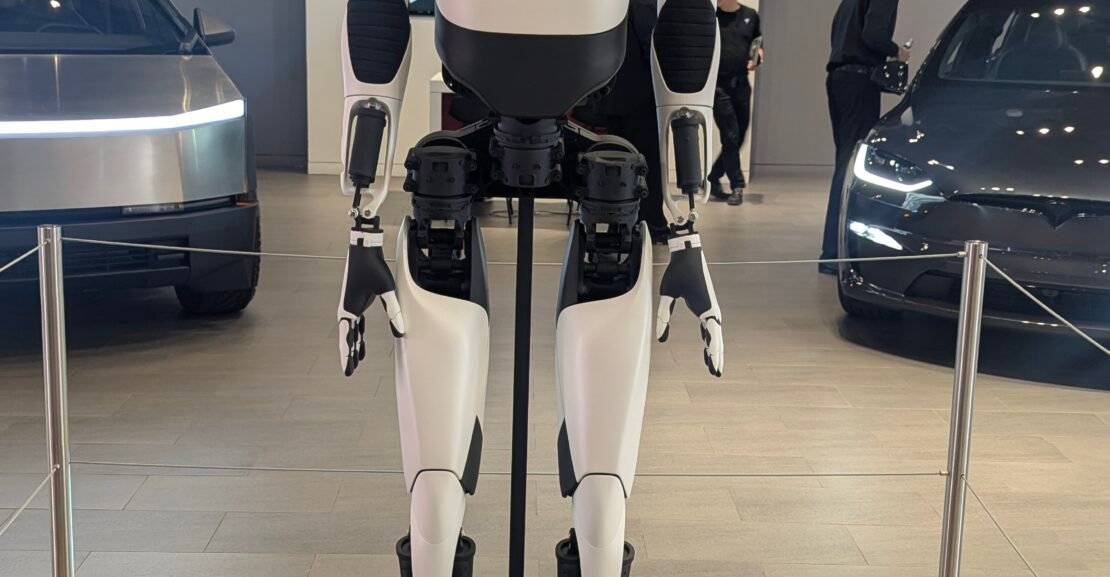 Robot Optimus en showroom de Tesla