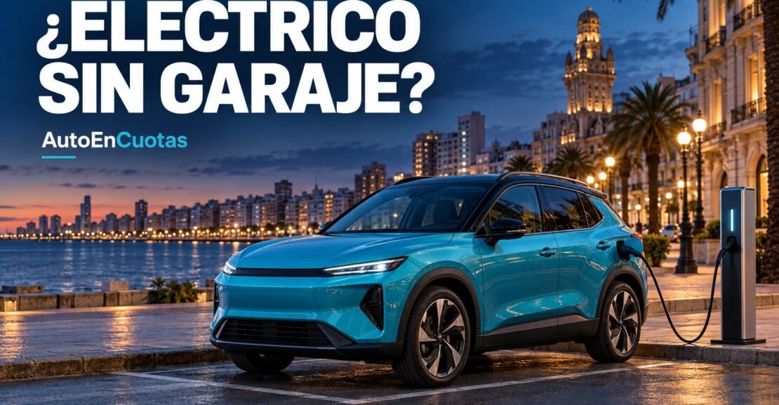 ¿Eléctrico sin garaje? Portada ilustrativa con un SUV eléctrico y un cargador público en un entorno urbano costero