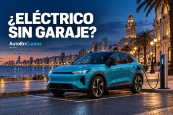 ¿Eléctrico sin garaje? Portada ilustrativa con un SUV eléctrico y un cargador público en un entorno urbano costero